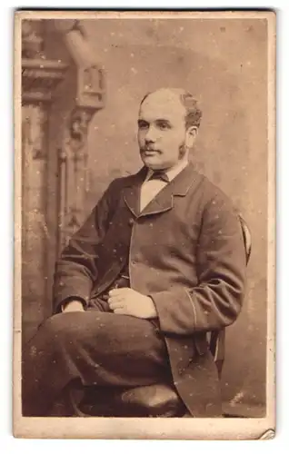 Fotografie J. W. Ramsden, Leeds, 21, Park Lane, Bürgerlicher Herr in modischer Kleidung