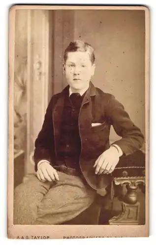Fotografie A. & G., Taylor, London, Regent St., Junger Mann in modischer Kleidung