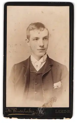 Fotografie H. Winterhalter, Leeds, 86, North Street, Junger Herr im Anzug mit Krawatte