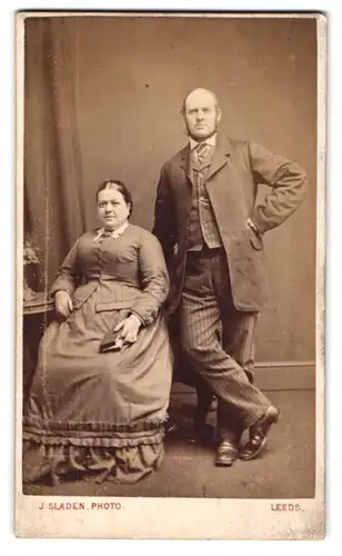 Fotografie J. Sladen, Leeds, 20, Cookridge Street, Bürgerliches Paar in hübscher Kleidung