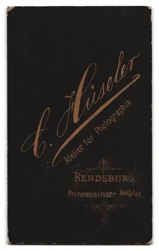 Fotografie C. Hüseler, Rendsburg, Prinzessinstrasse 340-41, Kind im modischen Kleid