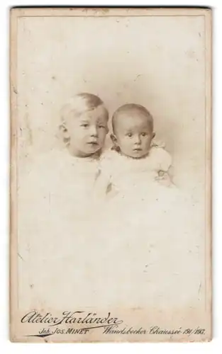 Fotografie Jos. Minet, Hamburg, Wandsbecker Chaussee 191-193, Kleiner Junge mit Kleinkind im Arm