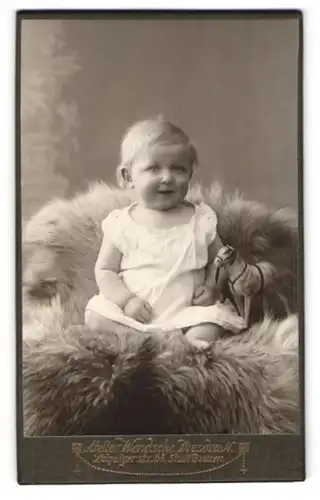 Fotografie Bruno Wendsche, Dresden-N., Leipzigerstrasse 58, Kleinkind im Hemd mit einem Spielzeugpferd