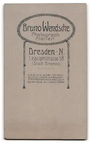 Fotografie Bruno Wendsche, Dresden-N., Leipzigerstrasse 58, Kleinkind im Hemd mit einem Spielzeugpferd