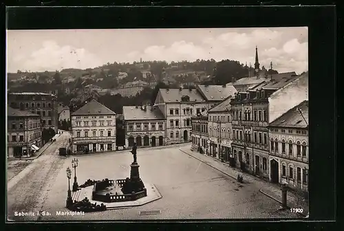 AK Sebnitz i. Sa., Marktplatz mit Geschäften und Denkmal