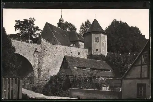 Fotografie Brück & Sohn Meissen, Ansicht Mutzschen i. Sa., Partie am Schloss mit alter Mauer