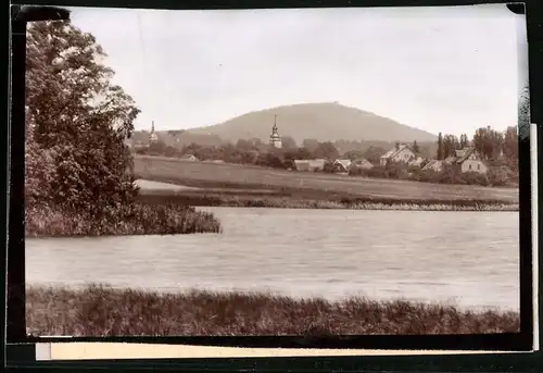 Fotografie Brück & Sohn Meissen, Ansicht Wermsdorf, Partie am See mit Blick zum Ort und Collmberg