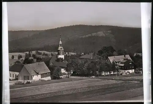 Fotografie Brück & Sohn Meissen, Ansicht Schellerhau i. Erzg., Partie im Ort mit der KIrche und Wohnhaus