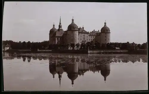 Fotografie Brück & Sohn Meissen, Ansicht Moritzburg b. Meissen, Blick auf das Jagdschloss über den See