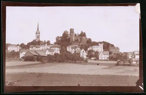 Fotografie Brück & Sohn Meissen, Ansicht Stolpen i. Sa., Blick von den Feldern auf den Ort mit Schloss und Kirche