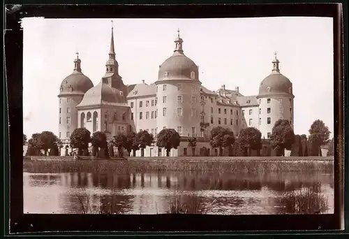 Fotografie Brück & Sohn Meissen, Ansicht Moritzburg b. Meissen, Blick auf das Jagdschloss Moritzburg