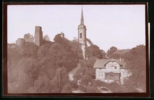 Fotografie Brück & Sohn Meissen, Ansicht Stolpen i. Sa., Partie am Schloss mit Kirche und Wirtschaftgebäude