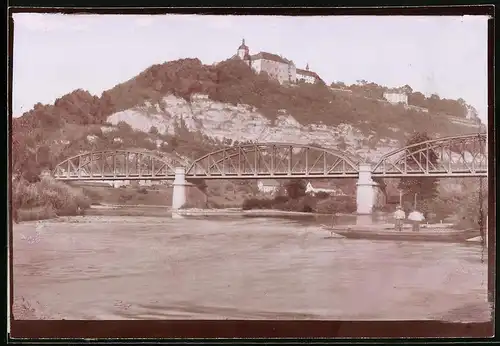 Fotografie Brück & Sohn Meissen, Ansicht Dornburg / Saale, Blick nach der Karl-Alexander-Brücke mit Schlössern von Osten