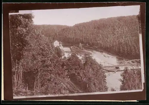 Fotografie Brück & Sohn Meissen, Ansicht Bad Elster, Amerika, Blick in das Muldental mit Mühle