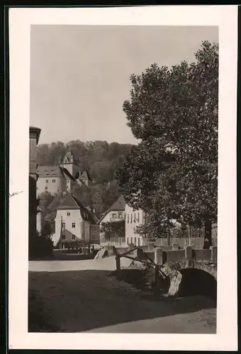 Fotografie Brück & Sohn Meissen, Ansicht Liebstadt i. Sa., Strassepartie im Ort mit kleier Steinbrücke