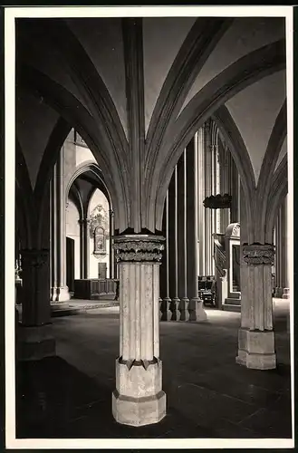 Fotografie Brück & Sohn Meissen, Ansicht Meissen i. Sa., Blick ind as Langhaus des Dom mit Säulen