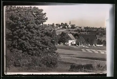 Fotografie Brück & Sohn Meissen, Ansicht Schellerhau i. Erzg., Blick vom Wald aus in den Ort hinein mit Kirche