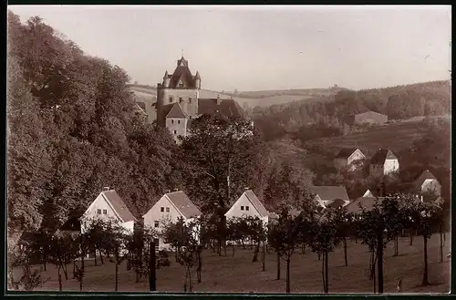 Fotografie Brück & Sohn Meissen, Ansicht Liebstadt i. Sa., Blick über Wohnhäuser zum Schloss Kuckuckstein