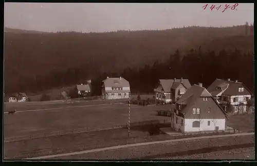 Fotografie Brück & Sohn Meissen, Ansicht Oberbärenburg i. Erzg., Blick auf die Wohnhäuser im Ort