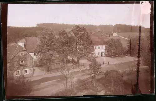 Fotografie Brück & Sohn Meissen, Ansicht Grillenburg, Strassenpartie mit dem Gasthof zu Grillenburg