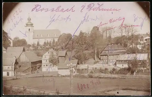 Fotografie Brück & Sohn Meissen, Ansicht Rossbach i. Böh., Blick in den Ort mit Kirche