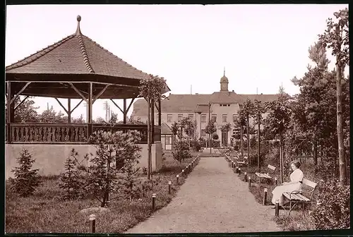 Fotografie Brück & Sohn Meissen, Ansicht Königsbrück, am Haus der Garnisonsverwaltung auf dem Truppenübungsplatz