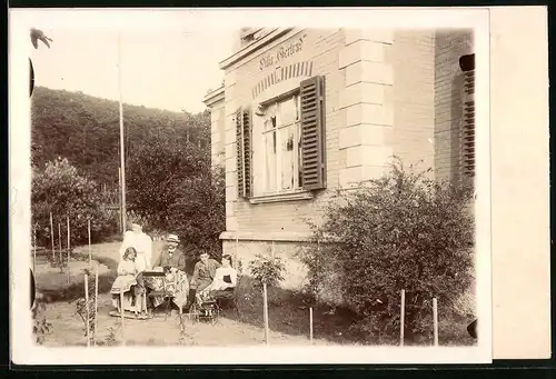 Fotografie Brück & Sohn Meissen, Ansicht Diesbar / Elbe, Famile an der Villa Getrud mit Puppenwagen