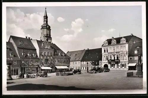 Fotografie Brück & Sohn Meissen, Ansicht Pulsnitz i. Sa., Blick auf den Hauptmarkt mit Hotel grauer Wolf, Fleischerei