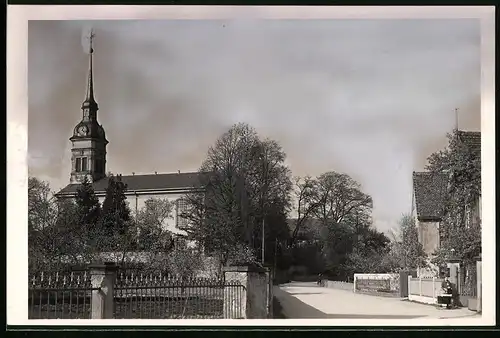 Fotografie Brück & Sohn Meissen, Ansicht Niederau b. Dresden, Blick in die Kirchstrasse mit der Kirche