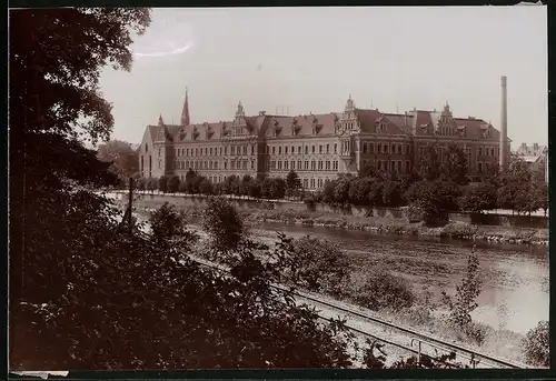 Fotografie Brück & Sohn Meissen, Ansicht Grimma, Blick über den Fluss zur Fürstenschule