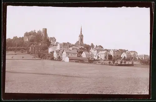 Fotografie Brück & Sohn Meissen, Ansicht Stolpen i. Sa., Blick auf die Stadt mit Schloss und Kirche