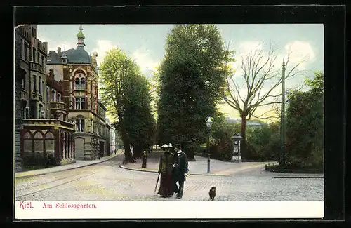 AK Kiel, Strasse am Schlossgarten mit Passanten, Wettersäule