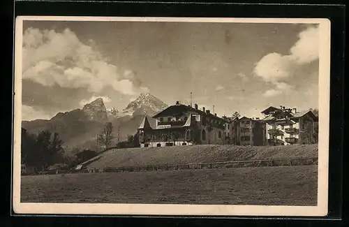 AK Berchtesgaden, Hotel Krone mit Gegirgskulisse
