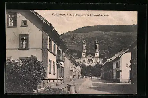 AK Todtnau bad. Schwarzwald, Strassenpartie der Friedrichstrasse mit Blick auf die Kirche