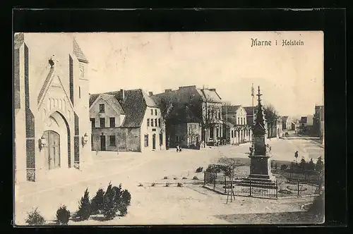 AK Marne i. Holst., Kirchenportal und Denkmal am Marktplatz