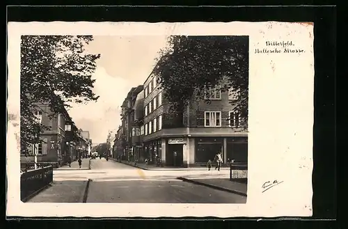 AK Bitterfeld, Hallesche Strasse mit Geschäften