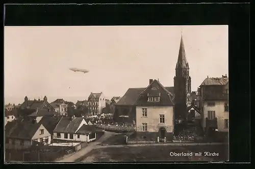 AK Helgoland, Zeppelin über Oberland mit Kirche