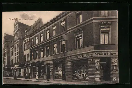 AK Bitterfeld, Kaiser-Strasse mit Kaffee Lagerei Arno Böttger