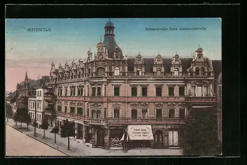 AK Bitterfeld, Kaiserstrasse Ecke Bismarckstrasse mit Schokoladengeschäft von Friedrich Ahrens