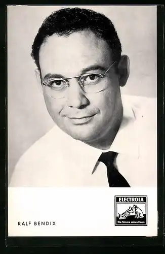 AK Musiker Ralf Bendix lächelnd in die Kamera schauend