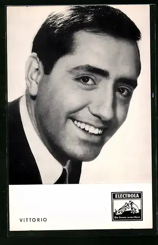 AK Musiker Vittorio in die Kamera lächelnd