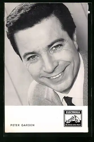 AK Musiker Pete Garden im Anzug in die Kamera lächelnd