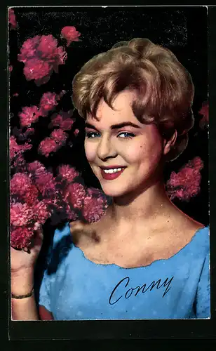 AK Musikerin Conny Froboess in die Kamera lächelnd