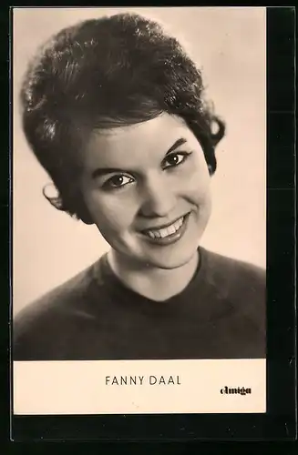 AK Musikerin Fanny Daal mit toller Frisur in die Kamera lächelnd