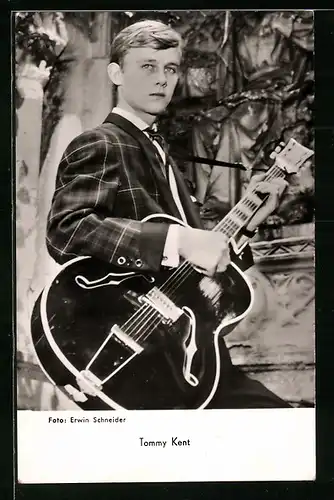 AK Musiker Tommy Kent mit Gitarre bei seinem Auftritt