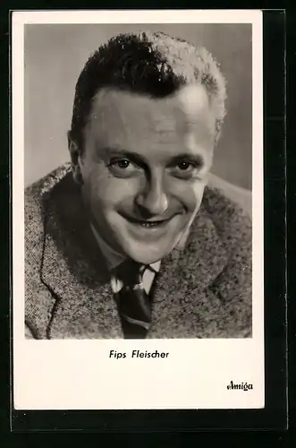 AK Musiker Fips Fleischer im Anzug in die Kamera lächelnd