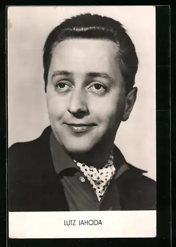 AK Musiker Lutz Jahoda neugierig zur Seite blickend