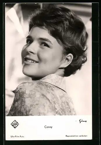 AK Musikerin Conny Froboess mit toller Frisur über ihre Schulter blickend