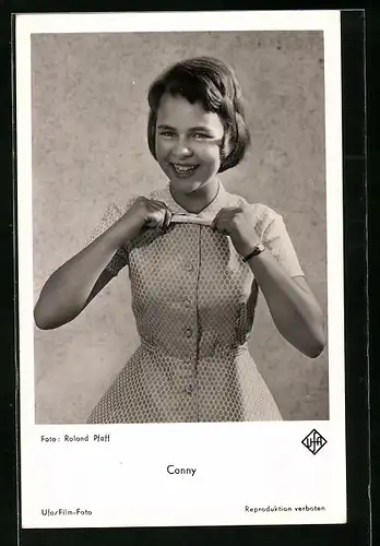 AK Musikerin Conny Froboess im Kleid in die Kamera lächelnd