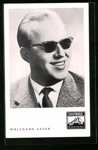AK Musiker Wolfgang Sauer im Anzug mit dunkler Brille zur Seite lächelnd